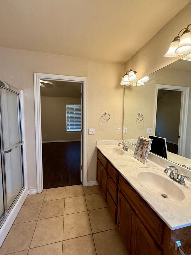 Building Photo - Spacious Home in Apple Valley- Moore