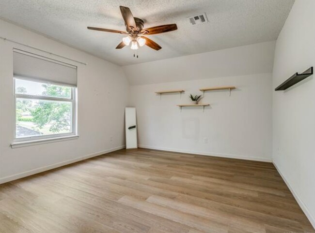 Building Photo - Beautiful 4 bedroom home. Country space, modern updates.