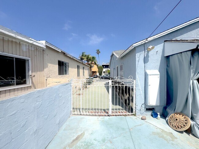Building Photo - 878 Warren Ave