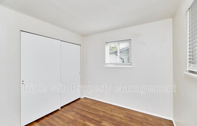 Building Photo - 803 Holiday Ave