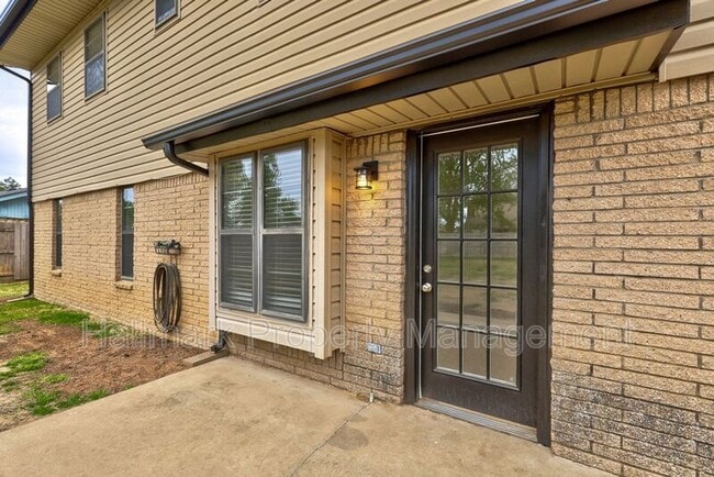Building Photo - 816 N Briarcliff Dr