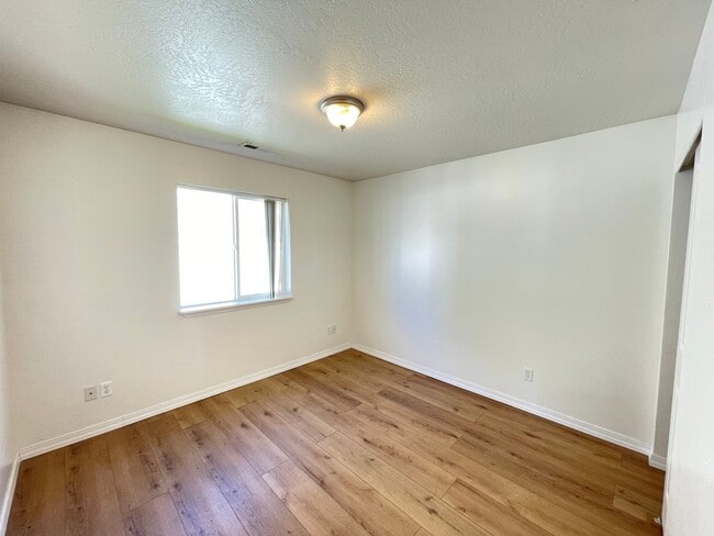 Building Photo - Clean 3 Bed 2 Bath in the Landings