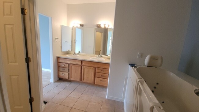 Building Photo - Beautiful Single Story Townhouse with Den & Attached 2-Car Garage