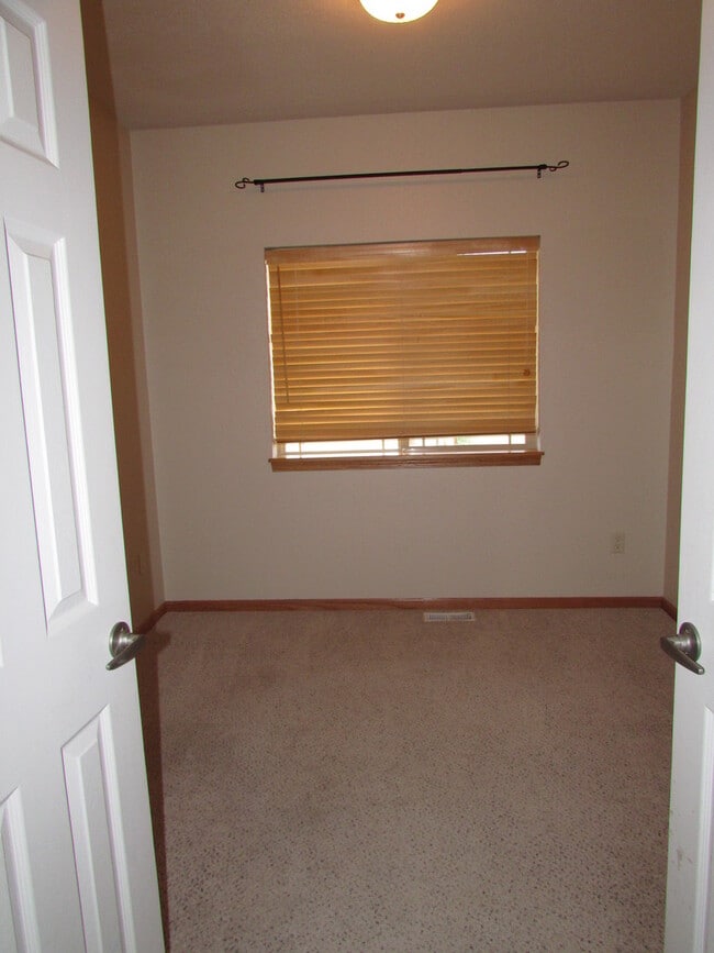 Building Photo - 3 BEDROOM | 3 BATH | DOUBLE CAR GARAGE | T...
