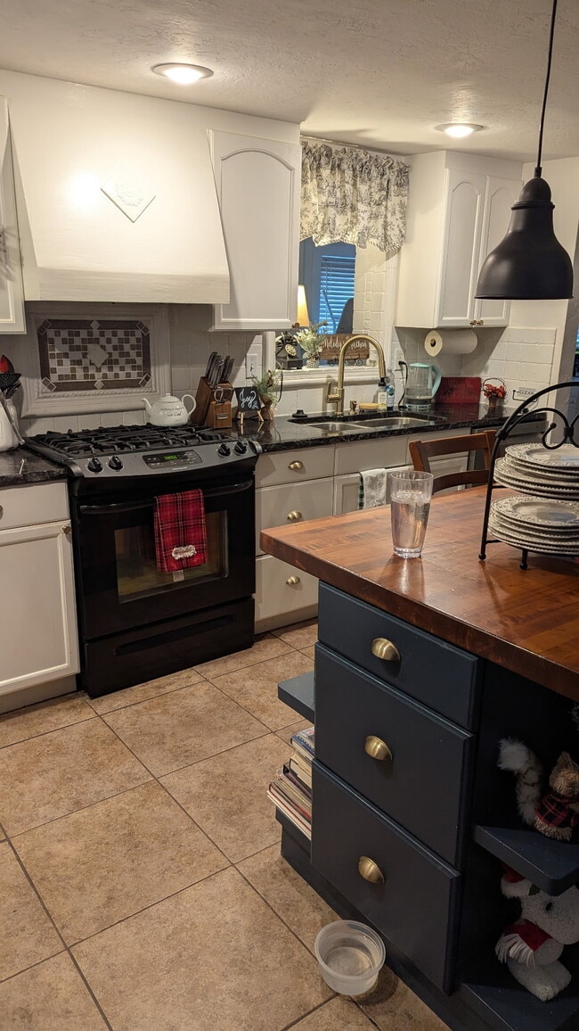 Building Photo - 385 E 2nd S St