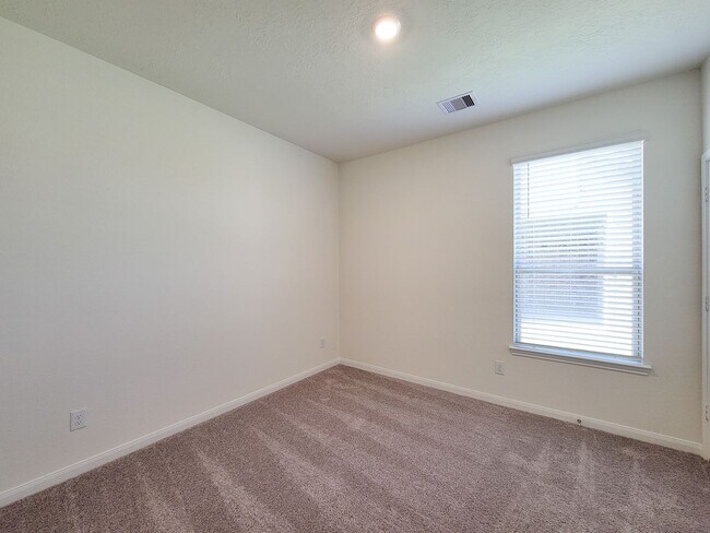 Building Photo - 2815 LYRA Ct