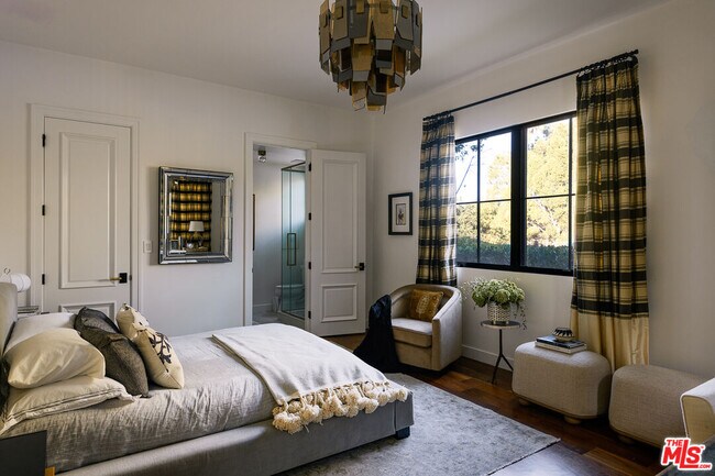 Building Photo - 5192 Parkway Calabasas