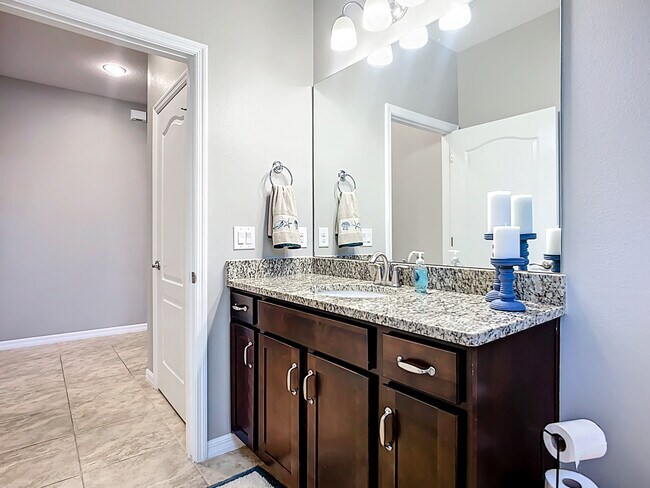 Building Photo - 3009 Esmeralda Dr