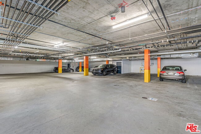 Building Photo - 1111 N Kenmore Ave