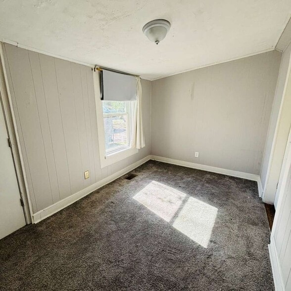 Building Photo - 17 School Rd