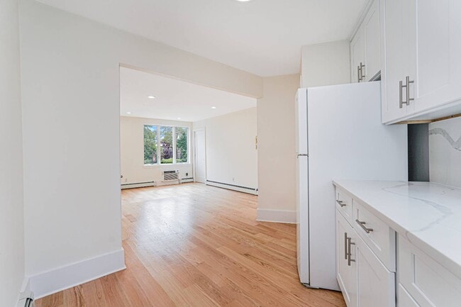 Building Photo - 2022 E 53rd St