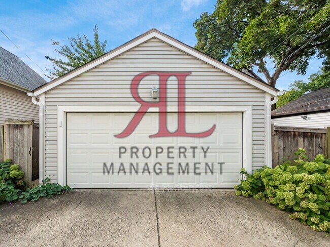 Building Photo - 362 W 4th Ave