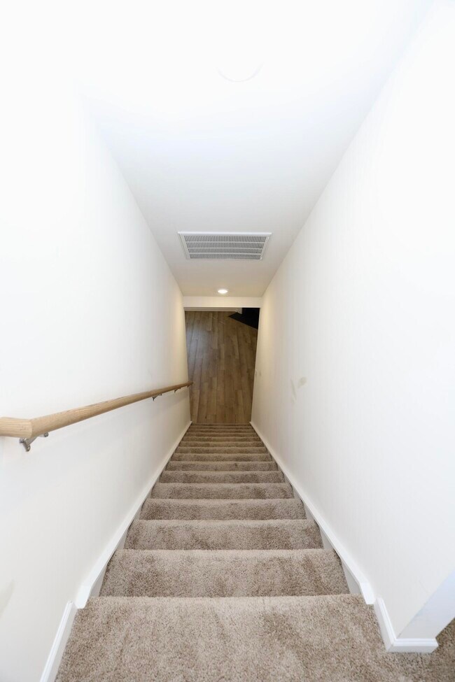 Building Photo - 1718 Canopy Dr