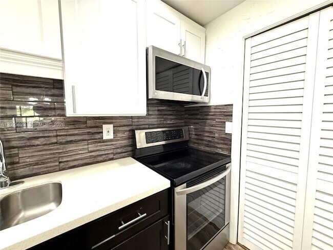Building Photo - 230 Lakeview Dr