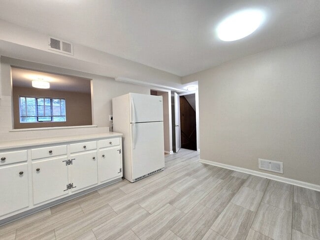 Building Photo - Updated 3BR, 2BA with Screened in Porch in Close in Rockville/Kensington!!