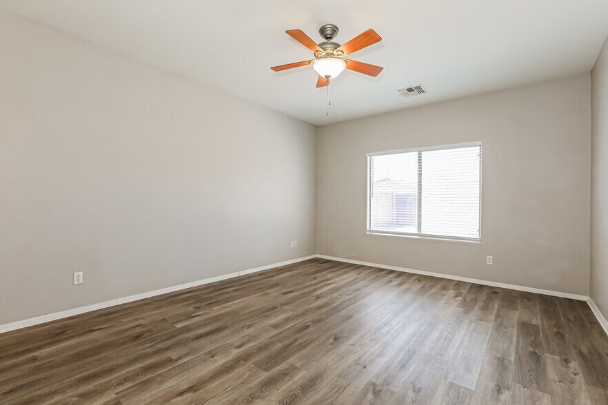 Building Photo - 1733 E Silversmith Trail