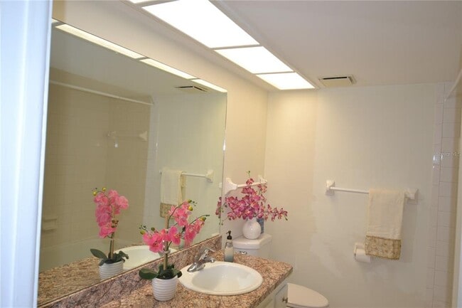 Building Photo - 226 Woodlake Wynde