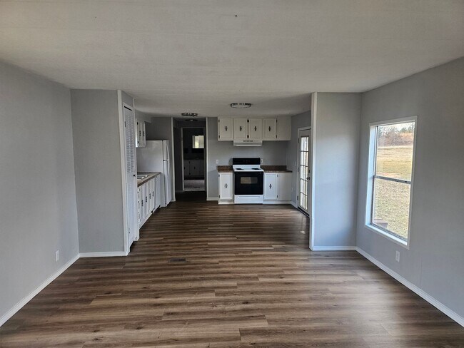 Building Photo - 3 bed 2 bath mobile home Secrion 8 accepted