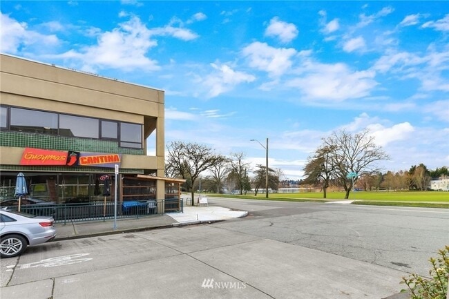 Building Photo - 2Bd/1.75Ba Seattle Townhouse