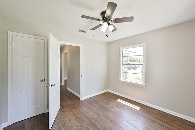 Building Photo - 1501 Greenbrier Dr