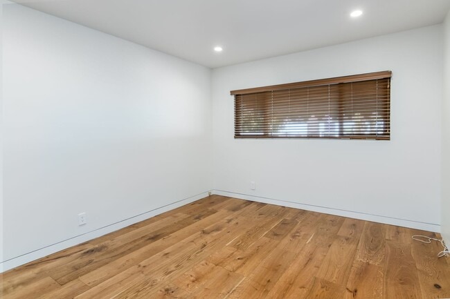 Building Photo - 15439 Vose St