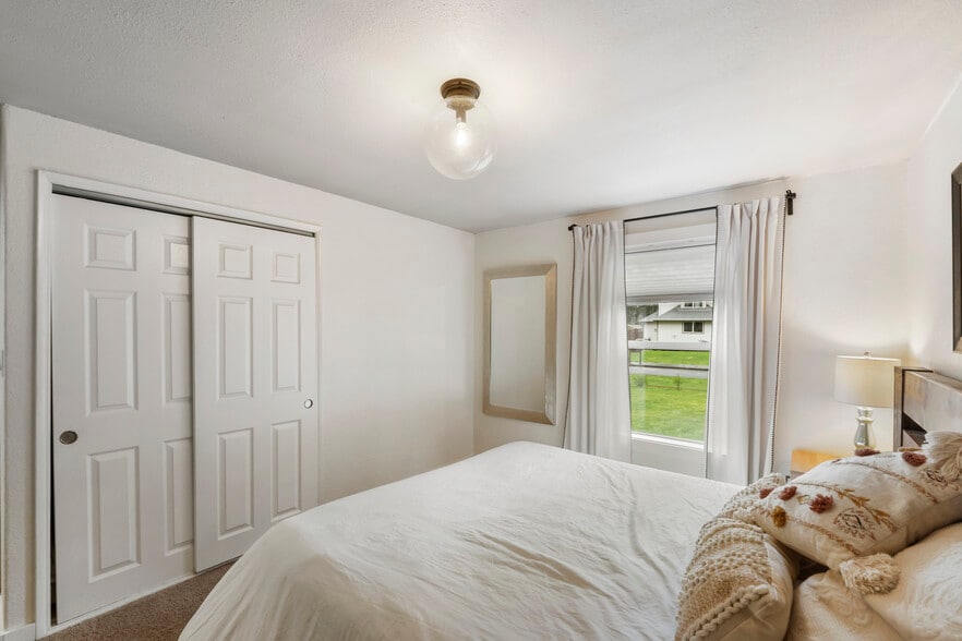 Building Photo - 5824 Hillcrest Dr SW