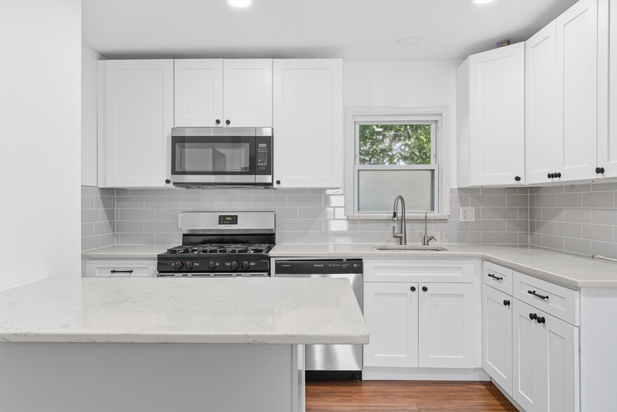 Kitchen - 115 Billian St