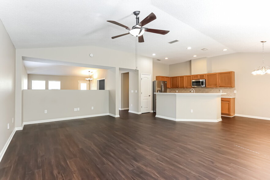 Building Photo - 75245 Ravenwood Dr