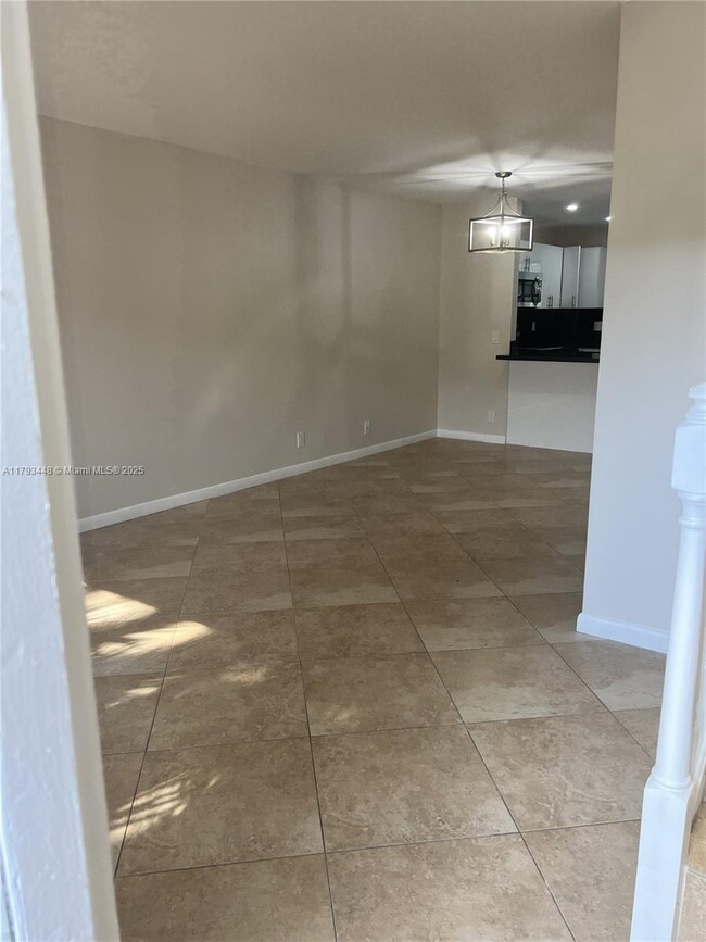 Building Photo - 331 City View Dr