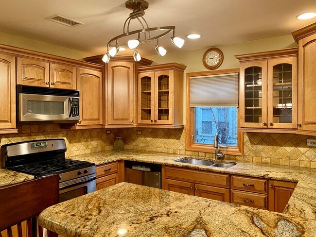 Building Photo - Magnificent 4 Bed / 4.5 Bath Elmhurst Home...