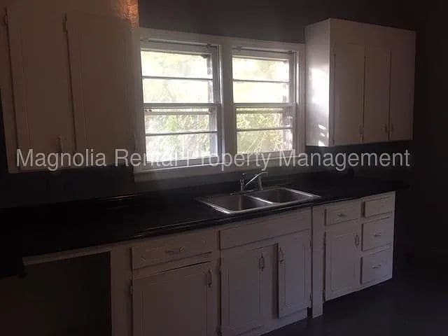 Building Photo - "Charming 2-Bedroom Gem in Greenville – Your Perfect Cozy Retreat!"