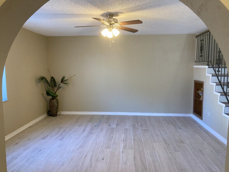 Family room - 2033 Oak Meadow Cir