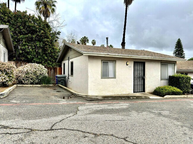 Building Photo - Single Level Cottage Near Downtown!