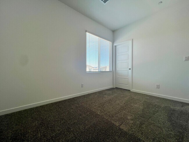 Building Photo - Stunning Newly Built 4-Bedroom, 3-Bathroom Home in Henderson