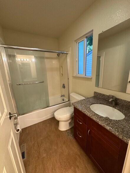 Master bathroom - 137 Temescal Cir
