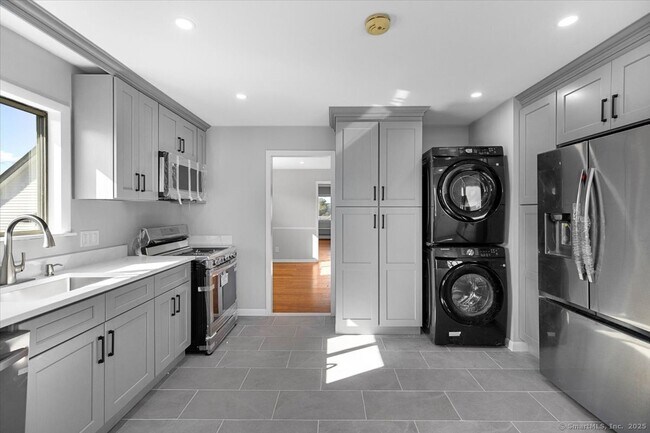 Building Photo - 88 Horton St