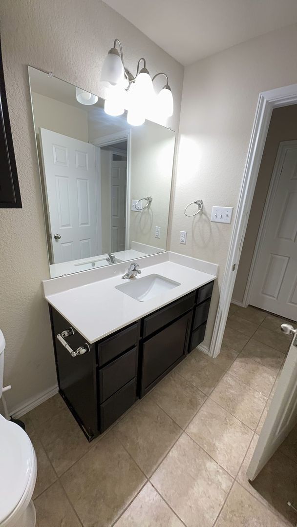 Building Photo - 4 bedroom 2 bathroom house! HOUSING ACCEPTED!