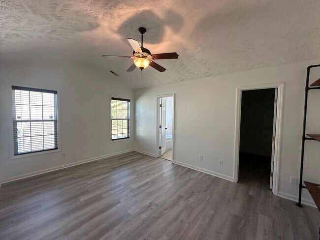 Building Photo - Well-Maintained 4 Bed 2.5 Bath with Fenced Backyard