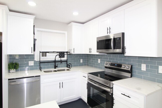 Building Photo - 3367 Oak Dr SW