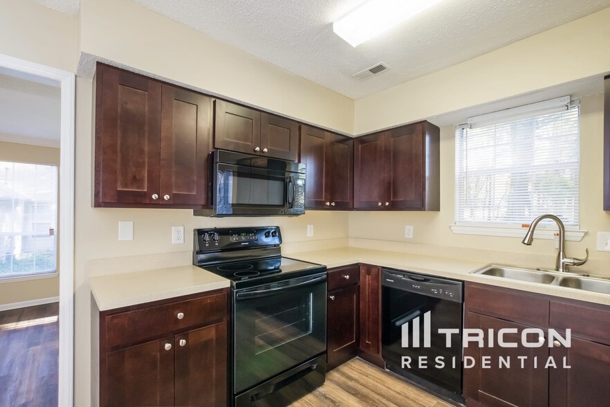 Building Photo - 5400 Southminster Ln