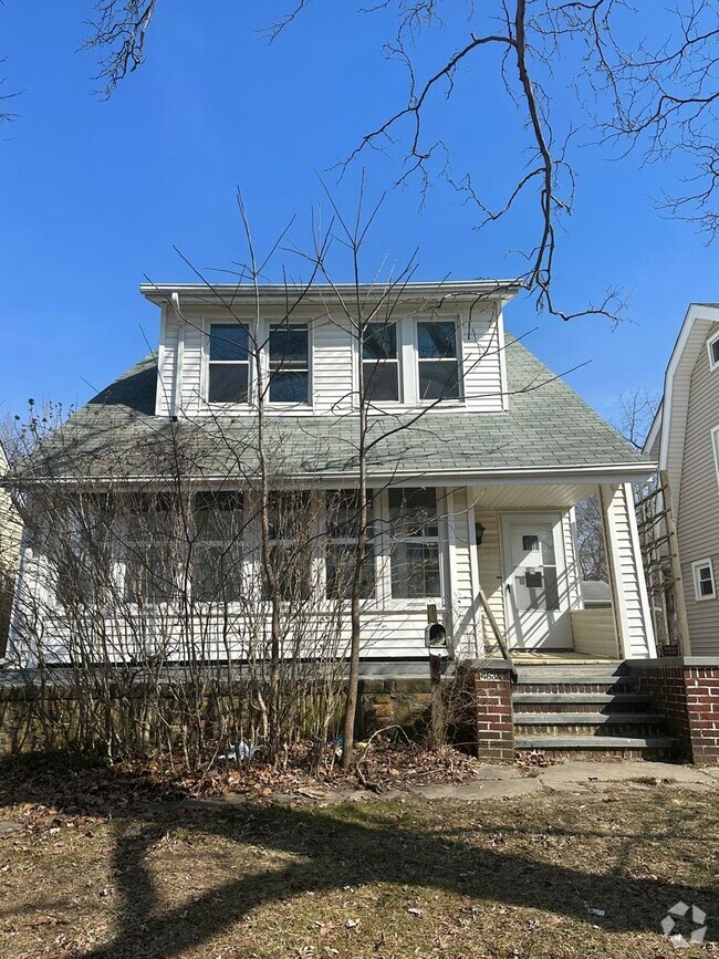 Building Photo - Garfield Heights 3 Bedrooom Single