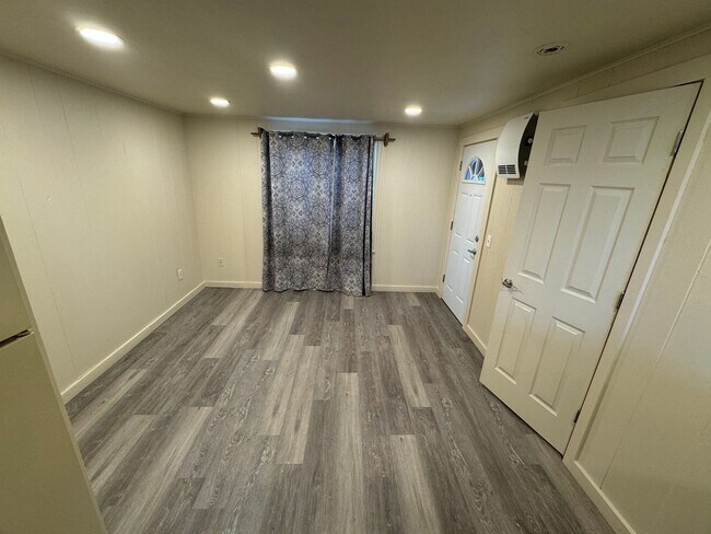 Building Photo - 2 Bedroom Apartment in Camellia Park