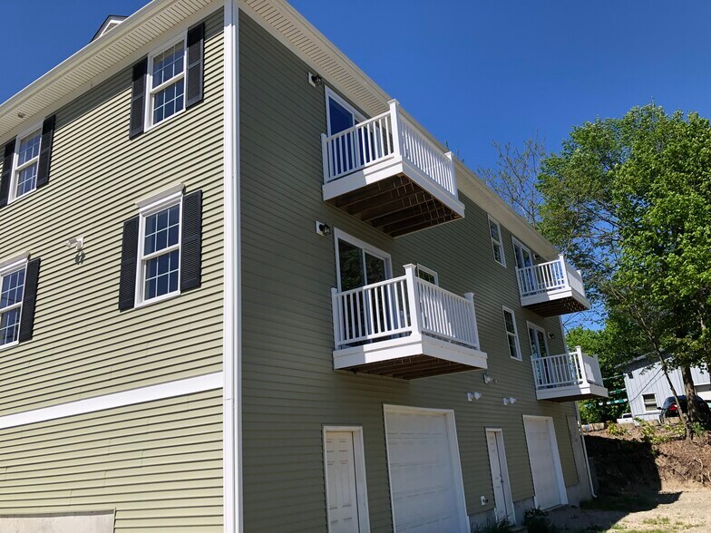 Primary Photo - 697 Putnam Pike