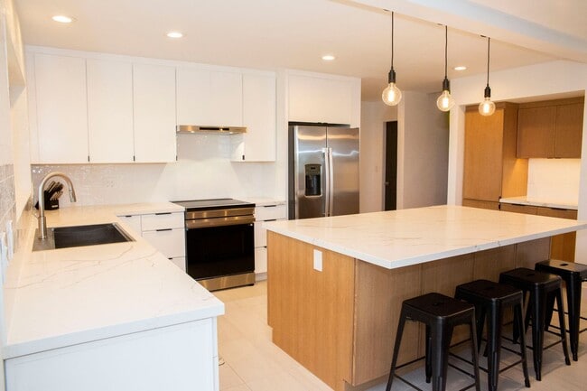 Building Photo - Beautifully Appointed Fully Furnished 4 bedroom/3 bathroom Kuau BayView House w/ Ocean views