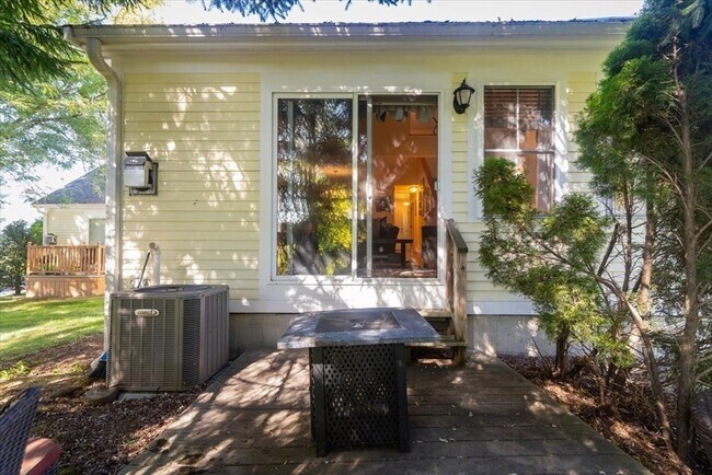 Building Photo - 68 Village Dr