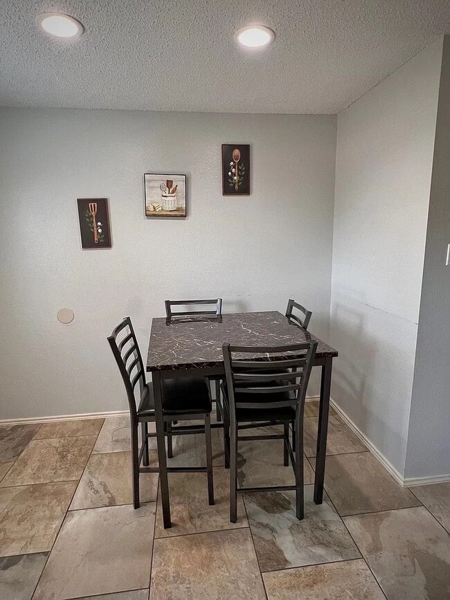 Building Photo - Updated condo at Cobblestone, closet to Campus!