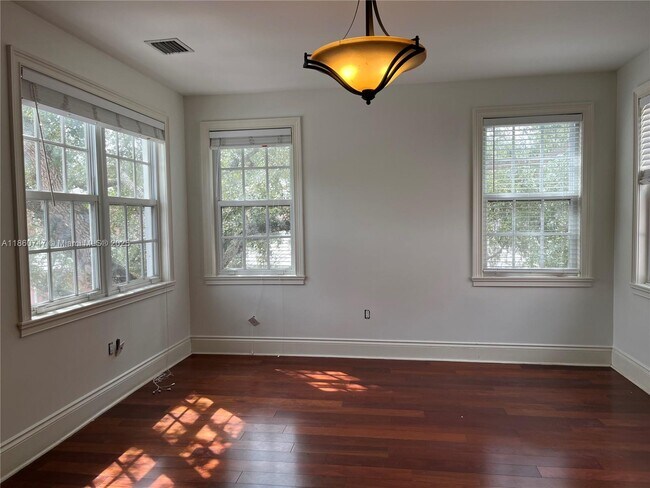 Building Photo - 570 Loretto Ave