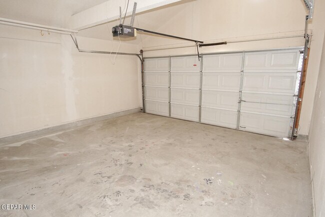 Building Photo - 2151 Sun Manor Dr