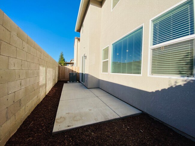 Building Photo - $2,195, 3 Bedroom In Gated Community with ...