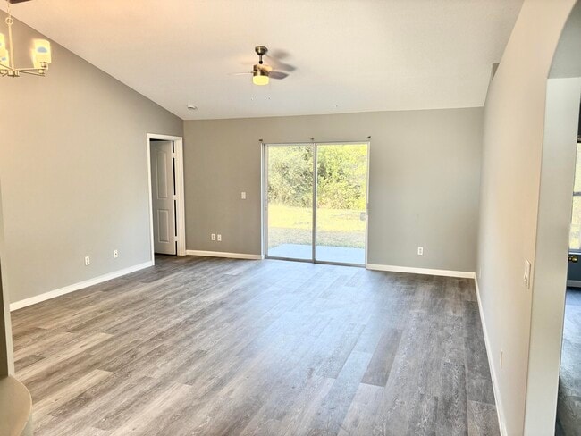 Building Photo - 641 SE Delancey Ln